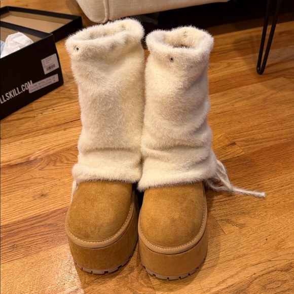 Doll’s Kill Snuggle Elsa Off White Boots - Picture 2 of 7